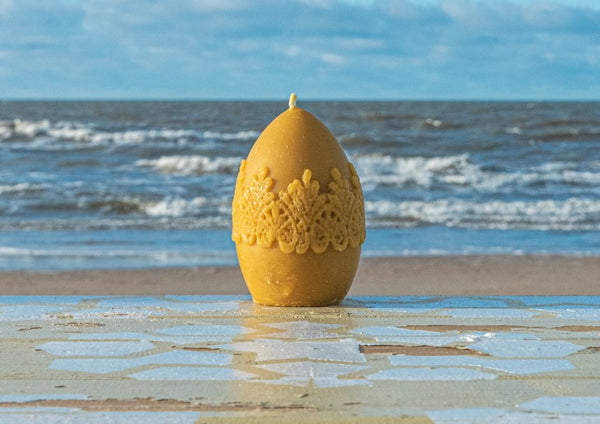 "Velykinis kiaušinis su ornamentu" (L) – bičių vaško žvakė - Fons Misericordiae