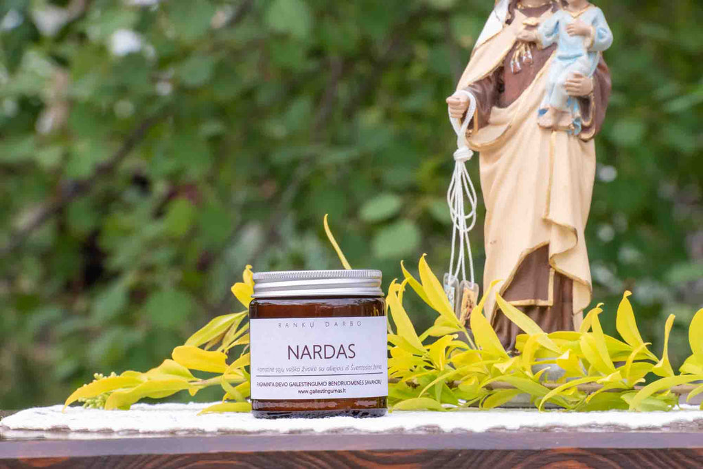 „Nardas“ – aromatinė sojų vaško žvakė su aliejais iš Šventosios Žemės - Fons Misericordiae - Aromatinės žvakės