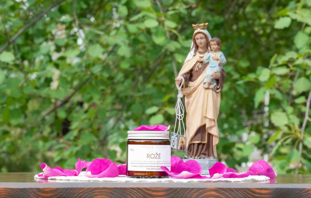 „Rožė“ – aromatinė sojų vaško žvakė su aliejais iš Šventosios Žemės - Fons Misericordiae - Aromatinės žvakės